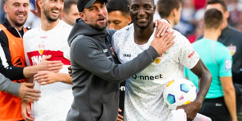 Stuttgarter Erfolgsduo: VfB-Coach Sebastian Hoeneß (links) und Torjäger Serhou Guirassy. - Foto: Christoph Schmidt/dpa