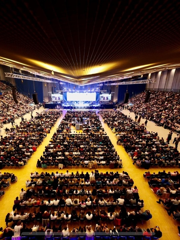 6.900 persone sono accorse ieri sera (7 ottobre 2023) alla Grugahalle di Essen, dove Fra