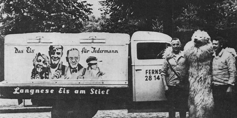 Ein historischer Eis-Wagen, der für «Eis am Stiel» wirbt. - Foto: --/Unilever Deutschland Gmbh/dpa