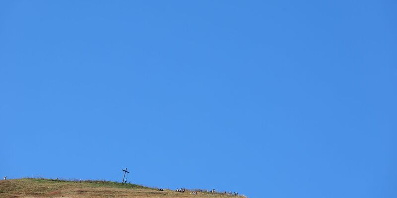 Ausflügler genießen auf dem Gipfel des Fellhorns (Bayern) den Sonnenschein. - Foto: Karl-Josef Hildenbrand/dpa