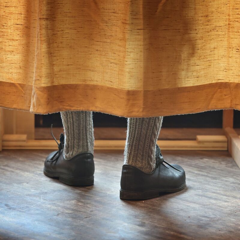 Ein Mann in bayerischer Tracht steht in einem Wahllokal in Schwangau. - Foto: Karl-Josef Hildenbrand/dpa