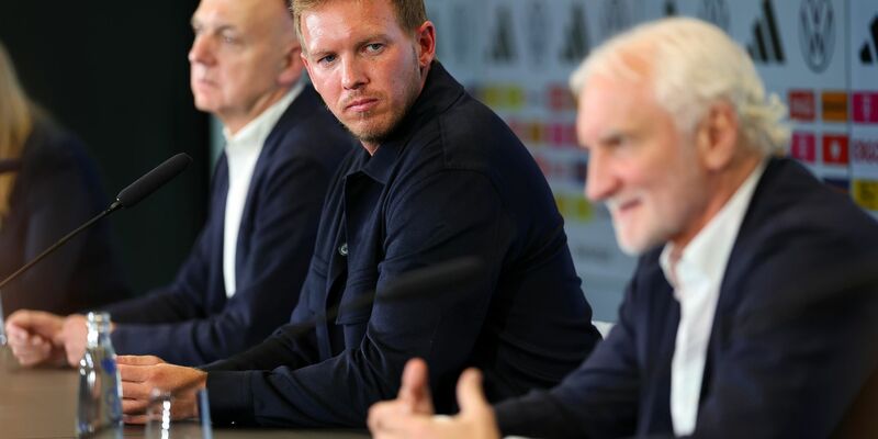 Sportdirektor Rudi Völler (r) findet den ersten Kader von Neu-Bundestrainer Julian Nagelsmann (M) gut. - Foto: Jörg Halisch/dpa