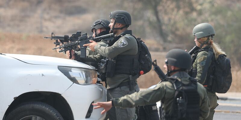 Israelische Streitkräfte gehen hinter einem Fahrzeug in Sderot in Stellung. - Foto: Ilia Yefimovich/dpa