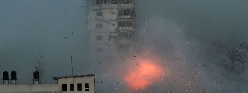 Rauch und Flammen steigen auf, nachdem israelische Streitkräfte ein Hochhaus in Gaza-Stadt angegriffen haben. - Foto: Ali Hamad/APA Images via ZUMA Press Wire/dpa