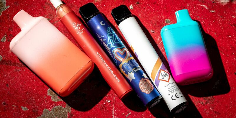 Sie erinnern äußerlich an farbige Filzstifte und es gibt sie in fruchtigen Geschmacksrichtungen. Einweg-E-Zigaretten können Kinder und Jugendliche schnell nikotinsüchtig machen, warnen Experten. - Foto: Moritz Frankenberg/dpa