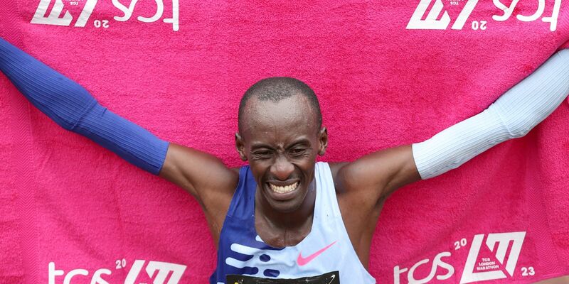 Kelvin Kiptum aus Kenia jubelt. In Chicago hat er einen neuen Marathon-Weltrekord aufgestellt. - Foto: Li Ying/XinHua/dpa