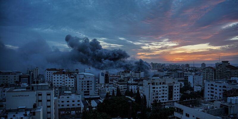 Rauch steigt vom «Palestine Tower» im Stadtteil Al-Rimal auf. Die islamistische Hamas hat einen großangelegten Überraschungsangriff auf Israel gestartet. - Foto: Saher Alghorra/ZUMA Press Wire/dpa