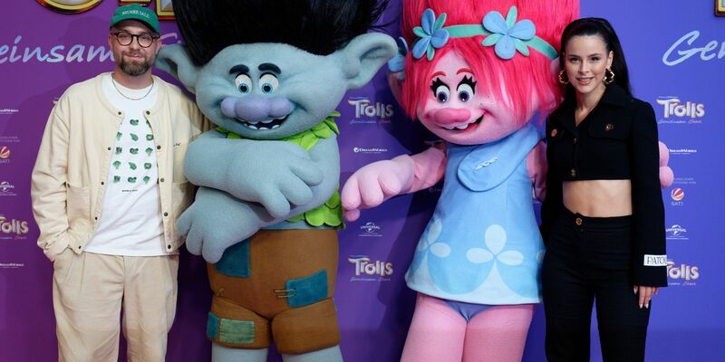 Zwei, die sich verstehen: Mark Forster und der Troll Branch. - Foto: Henning Kaiser/dpa