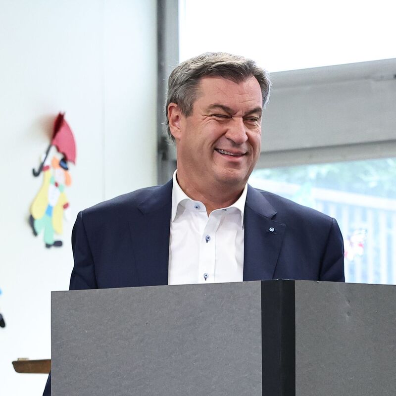 Markus Söder, CSU-Spitzenkandidat und Ministerpräsident von Bayern, gibt seine Stimme ab. Seine Partei liegt vorne. - Foto: Daniel Karmann/dpa