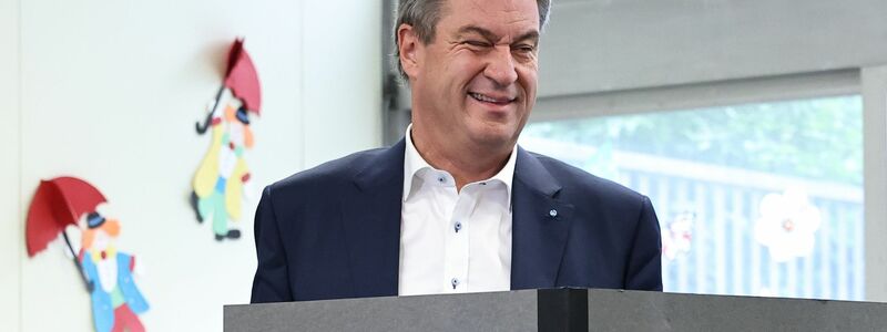 Markus Söder, CSU-Spitzenkandidat und Ministerpräsident von Bayern, gibt seine Stimme ab. Seine Partei liegt vorne. - Foto: Daniel Karmann/dpa