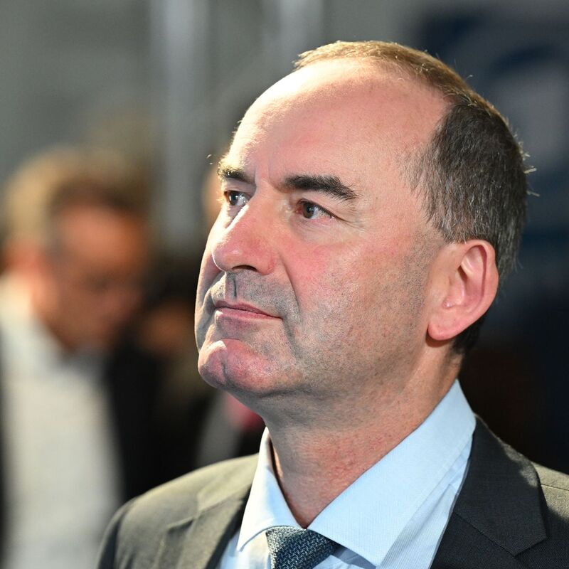 Freie-Wähler-Spitzenkandidat Hubert Aiwanger kommt nach der Bekanntgabe der ersten Prognose zur Landtagswahl in Bayern ins TV-Studio. - Foto: Sven Hoppe/dpa