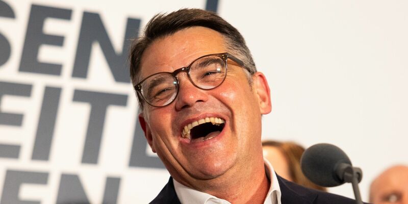 Hat als Wahlsieger Grund zur Freude: Boris Rhein (CDU), Ministerpräsident von Hessen. - Foto: Lando Hass/dpa