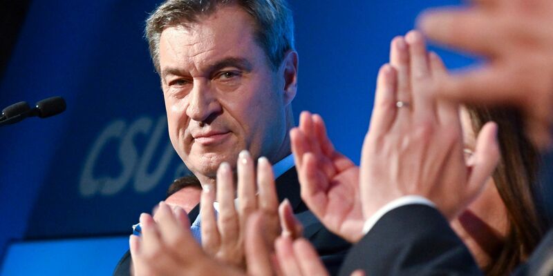 Wahlsieger Markus Söder (CSU) wird in München gefeiert. - Foto: Peter Kneffel/dpa