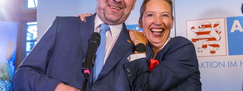 Robert Lambrou und AfD-Bundessprecherin Alice Weidel jubeln über das Wahlergebnis. - Foto: Helmut Fricke/dpa