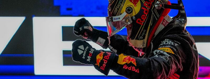 Max Verstappen vom Team Red Bull jubelt über seinen Sieg in Katar. - Foto: Ariel Schalit/AP/dpa