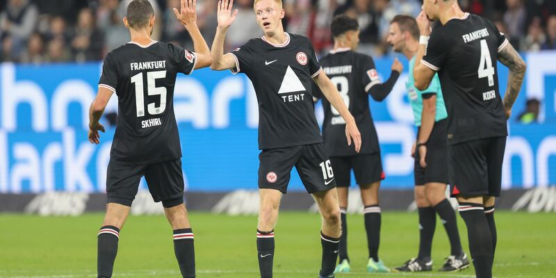 Frankfurts Hugo Larsson (r) freut sich gemeinsam mit Ellyes Skhiri nach seinem Tor zum 1:0. - Foto: Jürgen Kessler/dpa