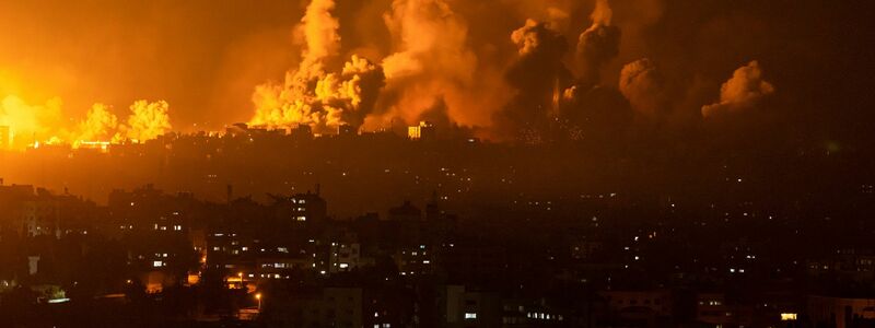 Rauch steigt nach einem israelischen Luftangriff über Gaza-Stadt auf. - Foto: Fatima Shbair/AP/dpa