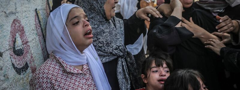Weinende Frauen in Rafah im Süden des Gazastreifens. - Foto: Abed Rahim Khatib/dpa