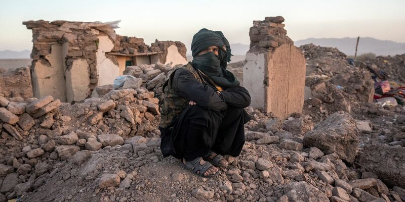 Bereits im Jahr 2023 gab es bei einem Erdbeben in Afghanistan viele Tote. (Archivbild) - Foto: Ebrahim Noroozi/AP/dpa