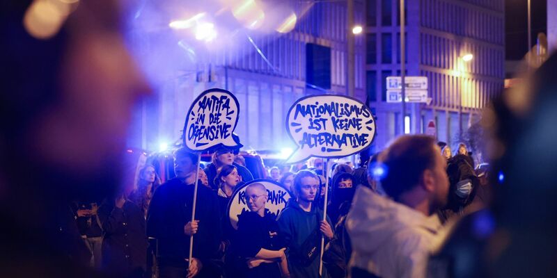 Teilnehmer der Initiative gegen Rechts demonstrieren gegen das Wahlergebnis der AfD bei den Landtagswahlen in Hessen. - Foto: Alex Kraus/dpa