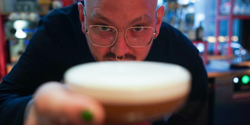 Barchef Frederik Schefferski bereitet im «Jing Jing» einen Cocktail zu. - Foto: Marcus Brandt/dpa