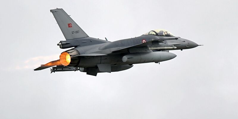 Ein Kampfflugzeug der türkischen Luftwaffe vom Typ F-16. (Symbolbild) - Foto: Ingo Wagner/dpa