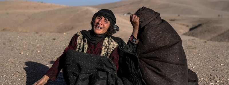 Afghanische Frauen trauern um Angehörige, die bei den Erdbeben ums Leben gekommen sind. - Foto: Ebrahim Noroozi/AP/dpa