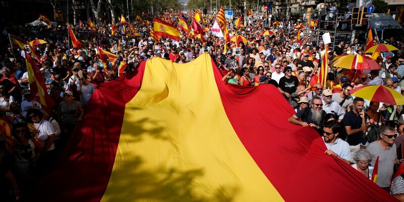 Demonstranten marschieren als Gegner der Unabhängigkeit Kataloniens auf der Straße. - Foto: Emilio Morenatti/AP