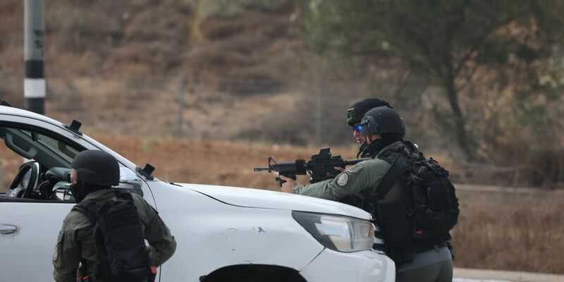 Israelischer Panzer auf einer Straße in der Grenzstadt Sderot. - Foto: Ilia Yefimovich/dpa