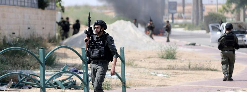 Israelische Soldaten in der Ortschaft Ofakim an der Grenze zum Gazastreifen. - Foto: Ilan Assayag/AP/dpa