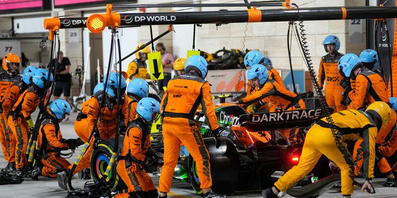 Auch McLaren-Pilot Lando Norris machte die Hitze zu schaffen. - Foto: Ariel Schalit/AP/dpa