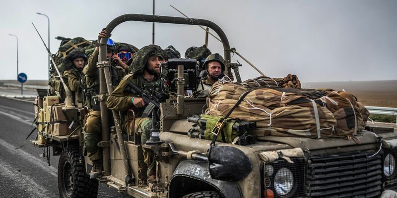Israelische Soldaten feuern nahe der Grenze zum Libanon eine mobile Haubitze ab (Archivbild). - Foto: Ilia Yefimovich/dpa