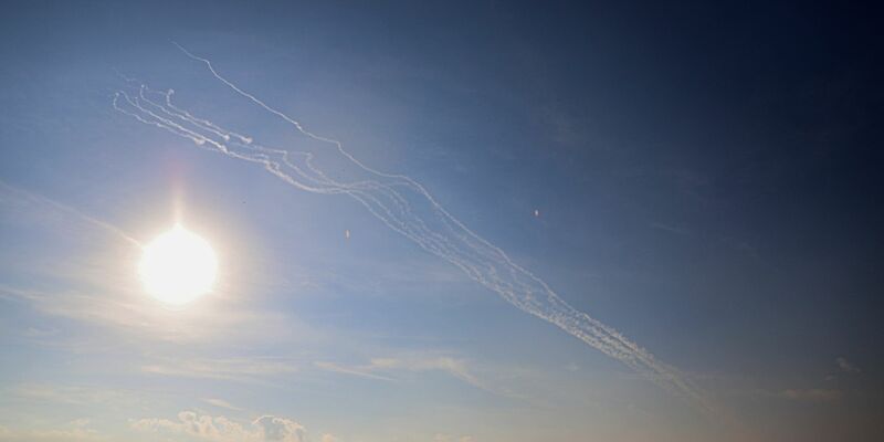 Sperrfeuer von Raketen, die vom Gazastreifen auf Israel abgefeuert wurden. In Tel Aviv, Jerusalem und in anderen Städten Israels hat es wieder Raketenalarm gegeben. - Foto: Rizek Abdeljawad/XinHua/dpa