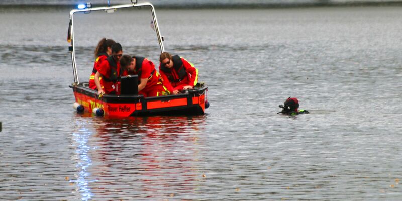 Einsatzkräfte der DLRG bei einer Suchaktion am 3. Oktober. Jetzt ist der vermisste Junge tot geborgen worden. - Foto: Brandon Lee Posse/dpa