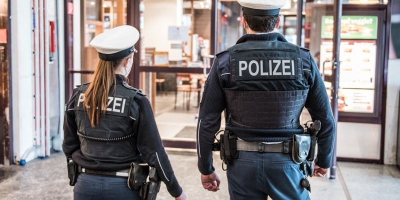 Bundespolizeidirektion München: Rollstuhlfahrer attackiert Bundespolizisten und wirft Barhocker nach ihnen - Foto: presseportal.de
