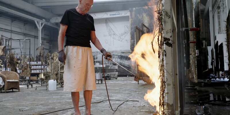 Feurige Kunst: Wim Wenders zeigt Anselm Kiefer bei der Arbeit. - Foto: -/Road Movies/dpa