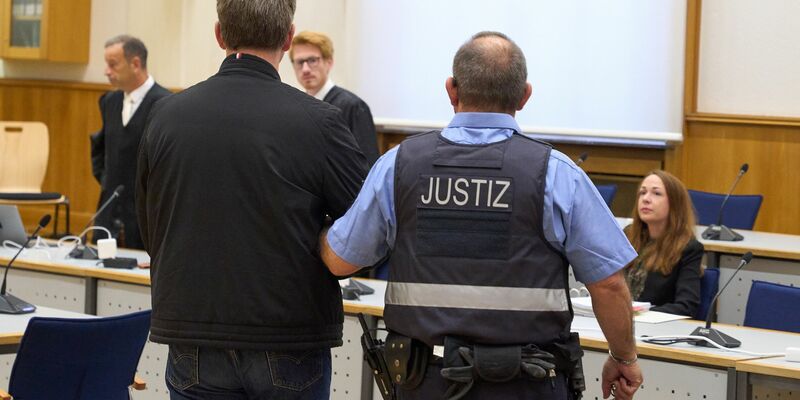 Der Angeklagte im Gerichtssaal des Oberlandesgerichts Koblenz.. - Foto: Thomas Frey/dpa