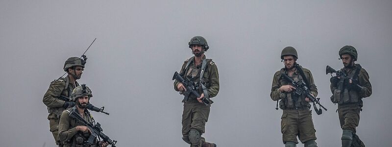 Israelische Soldaten in einem gepanzerten Militärfahrzeug. - Foto: Ilia Yefimovich/dpa
