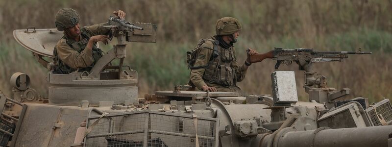 Israelische Soldaten in einem Panzer in Grenznähe zum Gazastreifen. Die Möglichkeit einer israelischen Bodenoffensive in den Gazastreifen steht weiter im Raum. - Foto: Ilia Yefimovich/dpa