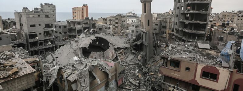 Überreste der Ahmed-Jassin-Moschee in Gaza-Stadt. Israel hat als Reaktion auf den massiven Angriff durch die Hamas Luftangriffe im Gazastreifen durchgeführt. - Foto: Mohammed Talatene/dpa