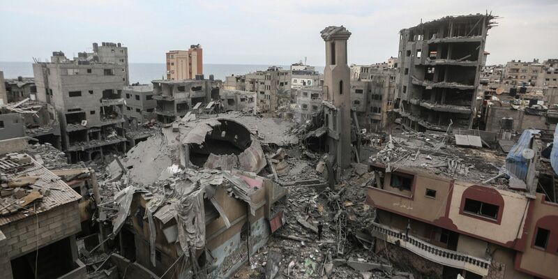 Über Gaza-Stadt steigt dichter Rauch infolge von israelischen Angriffen auf. - Foto: Mohammed Talatene/dpa