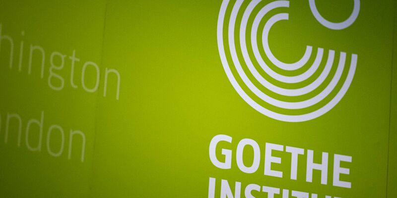 In Frankreich sollen drei Goethe-Institute geschlossen werden. Dagegen regt sich Widerstand. - Foto: Fabian Sommer/dpa