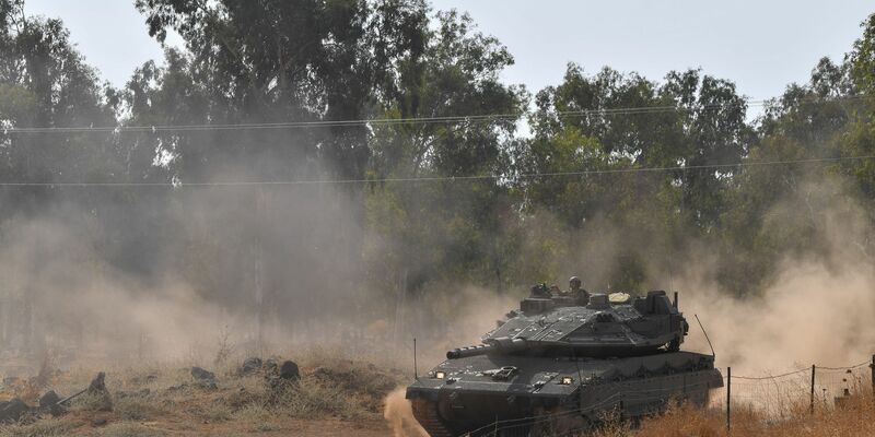 Ein israelischer Panzer bezieht nahe der Grenze zu Libanon Stellung. - Foto: Gil Eliyahu/JINI/XinHua/dpa