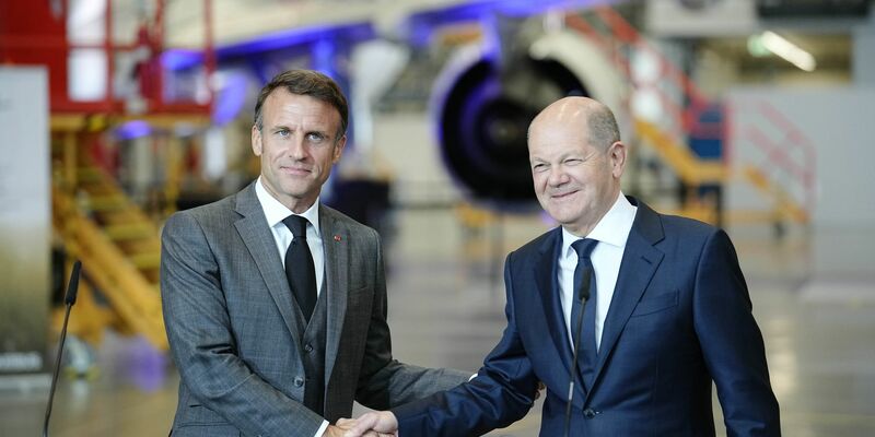 Handschlag in Hamburg: Präsident Emmanuel Macron (l) und Bundeskanzler Olaf Scholz. - Foto: Kay Nietfeld/dpa