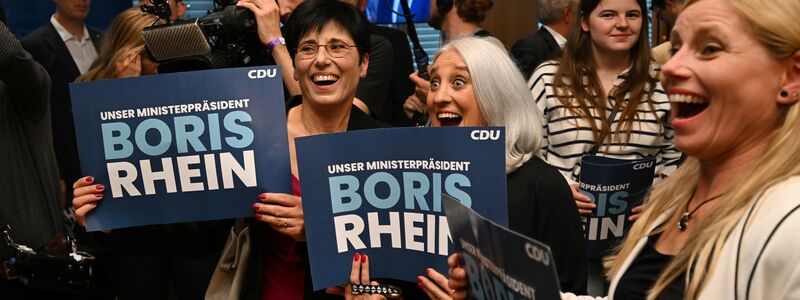 Anhänger des hessischen Ministerpräsidenten Rhein freuen sich auf der CDU-Wahlparty in Hessen. - Foto: Arne Dedert/dpa