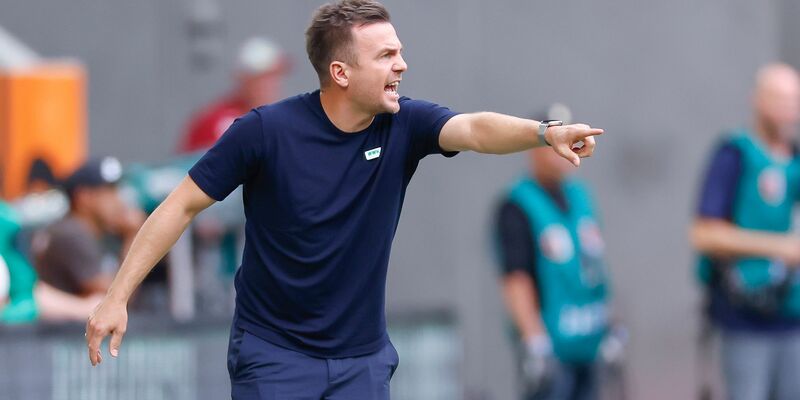 Ist nicht mehr Trainer beim FC Augsburg: Enrico Maaßen. - Foto: Daniel Löb/dpa