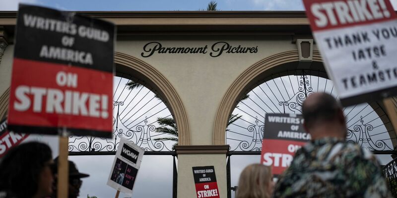 Eine Kundgebung vor dem Paramount Pictures Studio in Los Angeles. - Foto: Jae C. Hong/AP/dpa