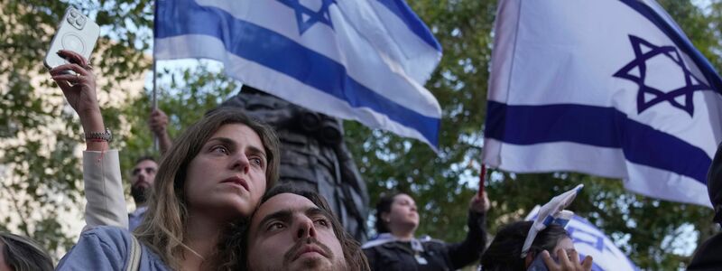 Menschen nehmen in London an einer Mahnwache der Jüdischen Gemeinde teil. - Foto: Kin Cheung/AP/dpa