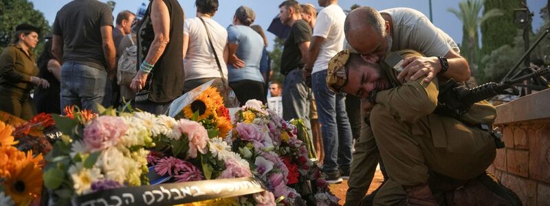 Freunde und Verwandte trauern in Tel Aviv um einen Getöteten. - Foto: Erik Marmor/AP/dpa