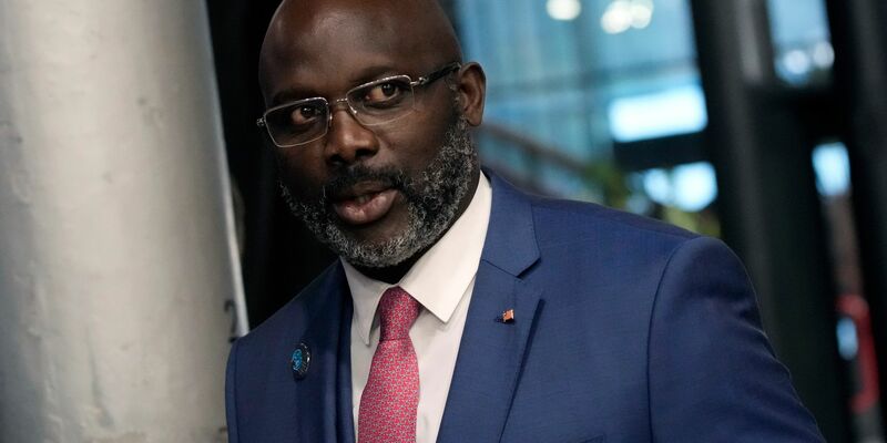Amtsinhaber George Weah liegt mit einer hauchdünnen Mehrheit vor Herausforderer Joseph Boakai. - Foto: Christophe Ena/AP/dpa